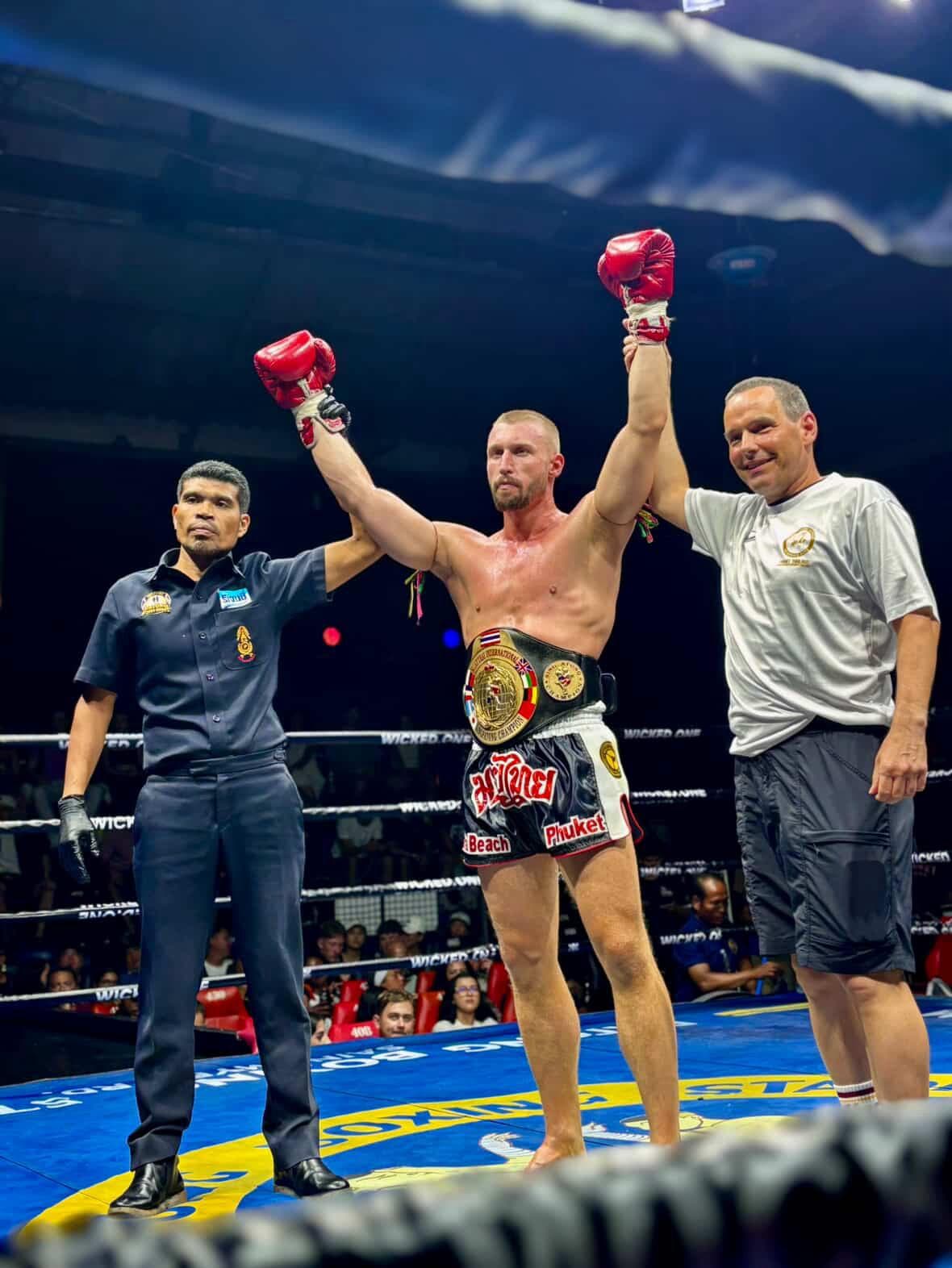 Pascal mit Muay Thai Gürtel