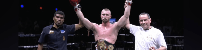 Pascal gewinnt den Muay Thai Gürtel in Phuket