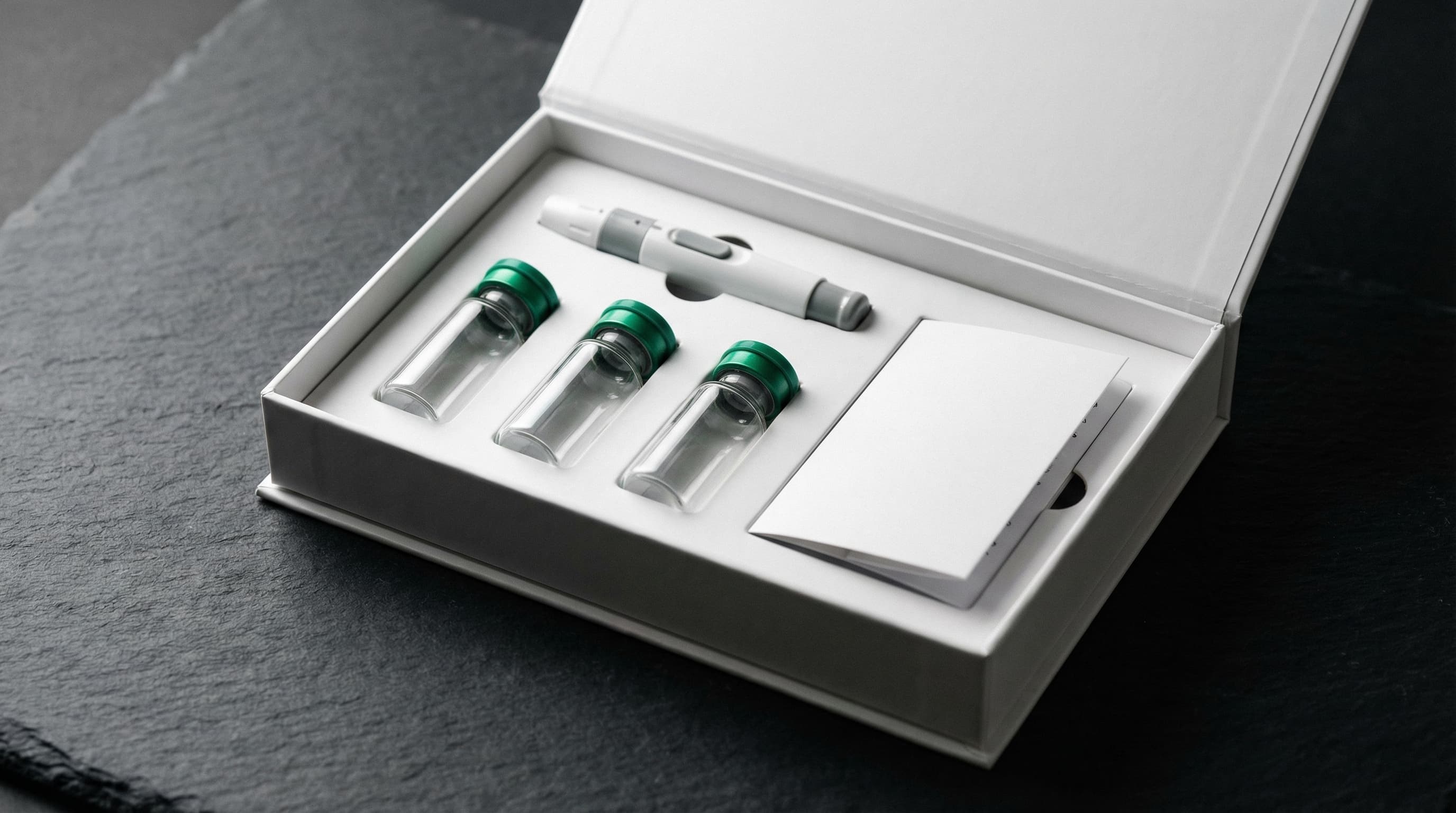 Elegantes B2Bio Testkit auf dunkler Schieferplatte
